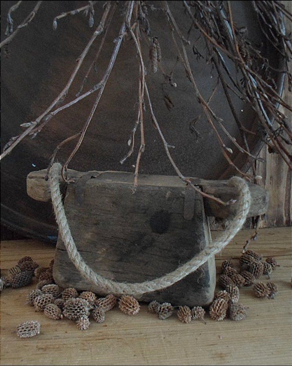 Authentiek wabi sabi imperfect houten oliebakje met stoer touw