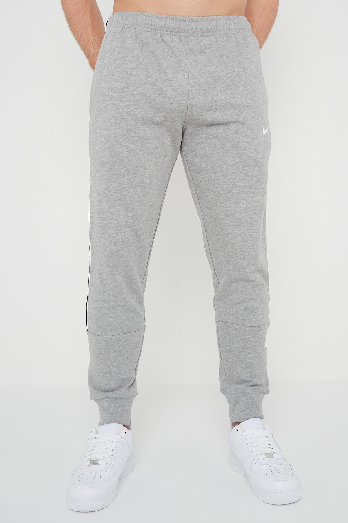 Nike Herren Wiederholung Taping Logo Fleece Cuffed Jogger in Grau