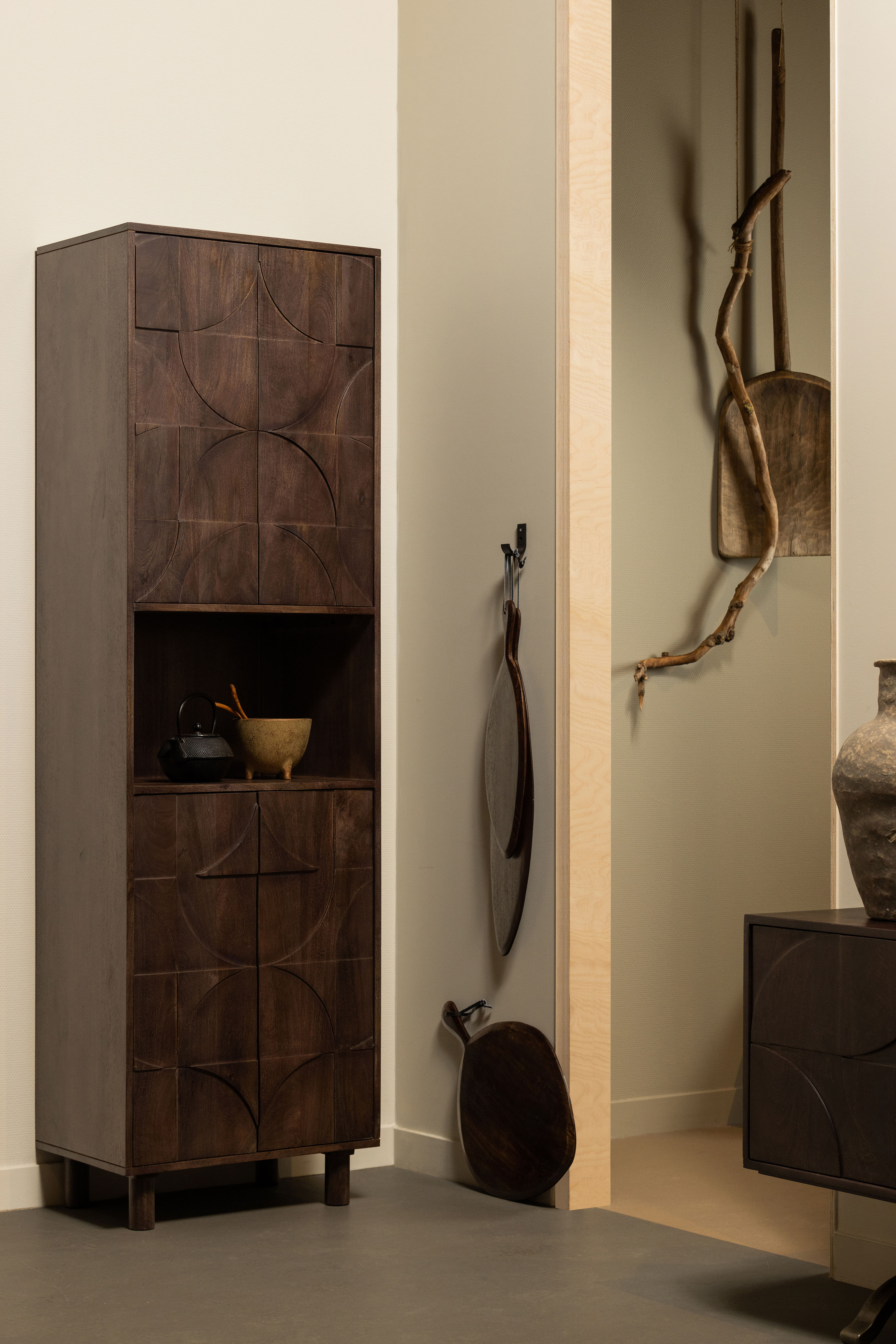 Vitrine WOOOD "Draw Mangoholz mit Druckmechanismus und 3D-Relieftüren 60x40x200 cm", braun (walnuss), B:60cm H:200cm T:40cm, Massivholz, Schränke, Vitrine, Tragkraft 15 kg pro Boden, Wandbefestigung empfohlen ab 50 cm walnuss B/H/T: 60cm x 200cm x 40cm, T