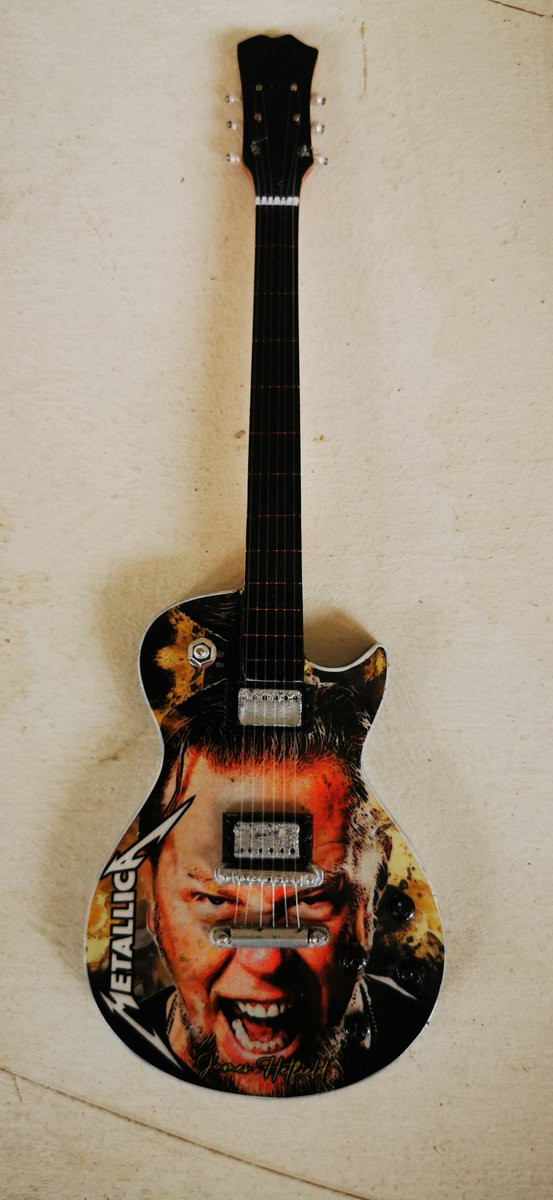 Metallica Miniatuur Gitaar James Hetfield LP Model – Houten Heavy Metal Decoratie met Standaard – Hoogte: 25 cm