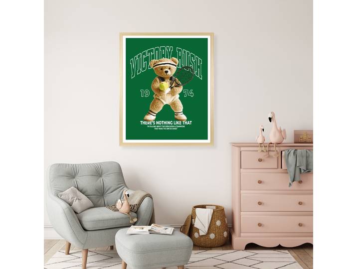 Bild mit Rahmen QUEENCE Vintage Teddy Bär in Tennis Outfit , grün (farbe rahmen: beige, farbe bild(er): weiß), B:40cm H:50cm T:1,5cm, Acrylglas, Holzrahmen, Bilder, Bild mit Rahmen, HD Premium Poster-Druck inkl. Echtholzrahmen in beige
