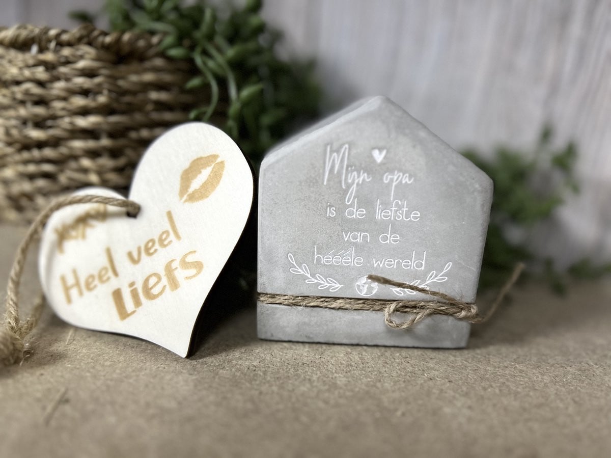Creaties van Hier Cement huisje Opa met houten hartje - 8 cm