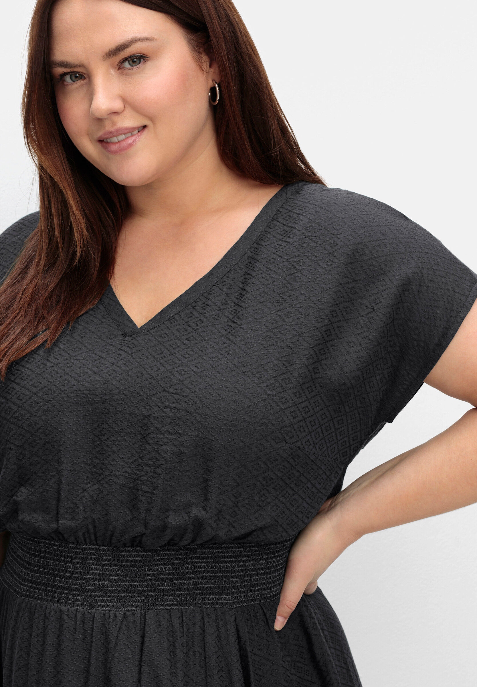 Maxikleid SHEEGO "Maxikleid Maxikleid mit Smokbund und Volant am Saum", Damen, Gr. 44, schwarz, Modisch, V-Ausschnitt, Kleider Maxikleid, mit Smokbund und Volant am Saum