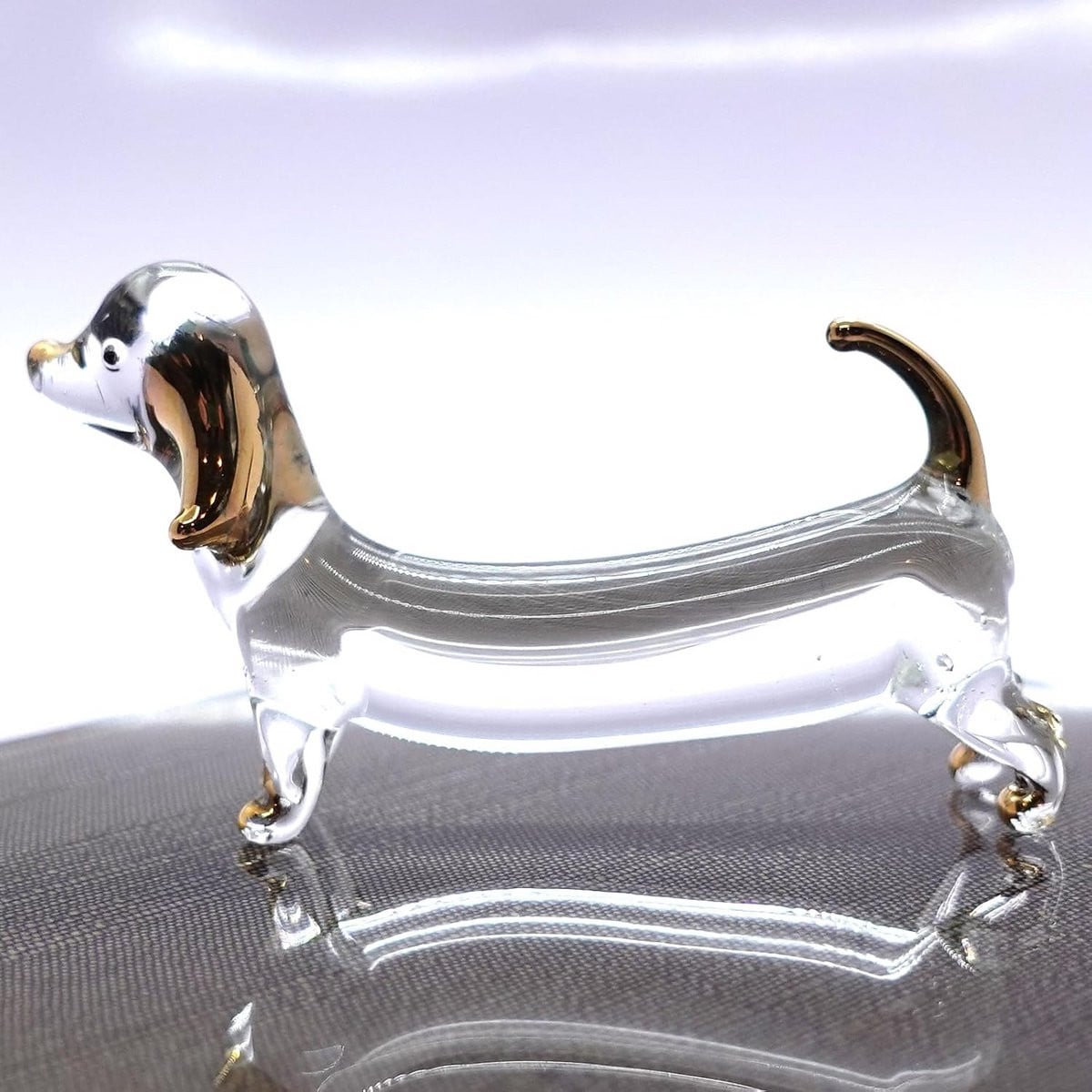 Handgeblazen glazen miniatuur teckel beeldje met gouden accent voor op tafel