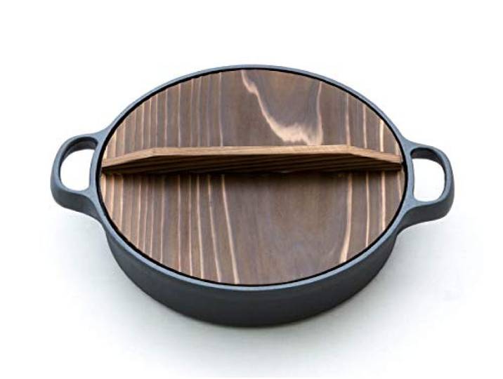 Oigen Gusseisen-Topf Dango, Ø 26cm, 6,5cm hoch. Mit Deckel aus Holz. Schmortopf für Induktion, Induktions-Herd, Ceran, Gas, Backofen, BBQ, Grill