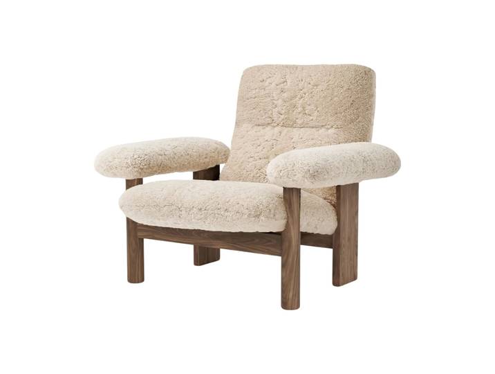Audo Copenhagen Fauteuil Brasilia Walnut-Nature sheepskin curly