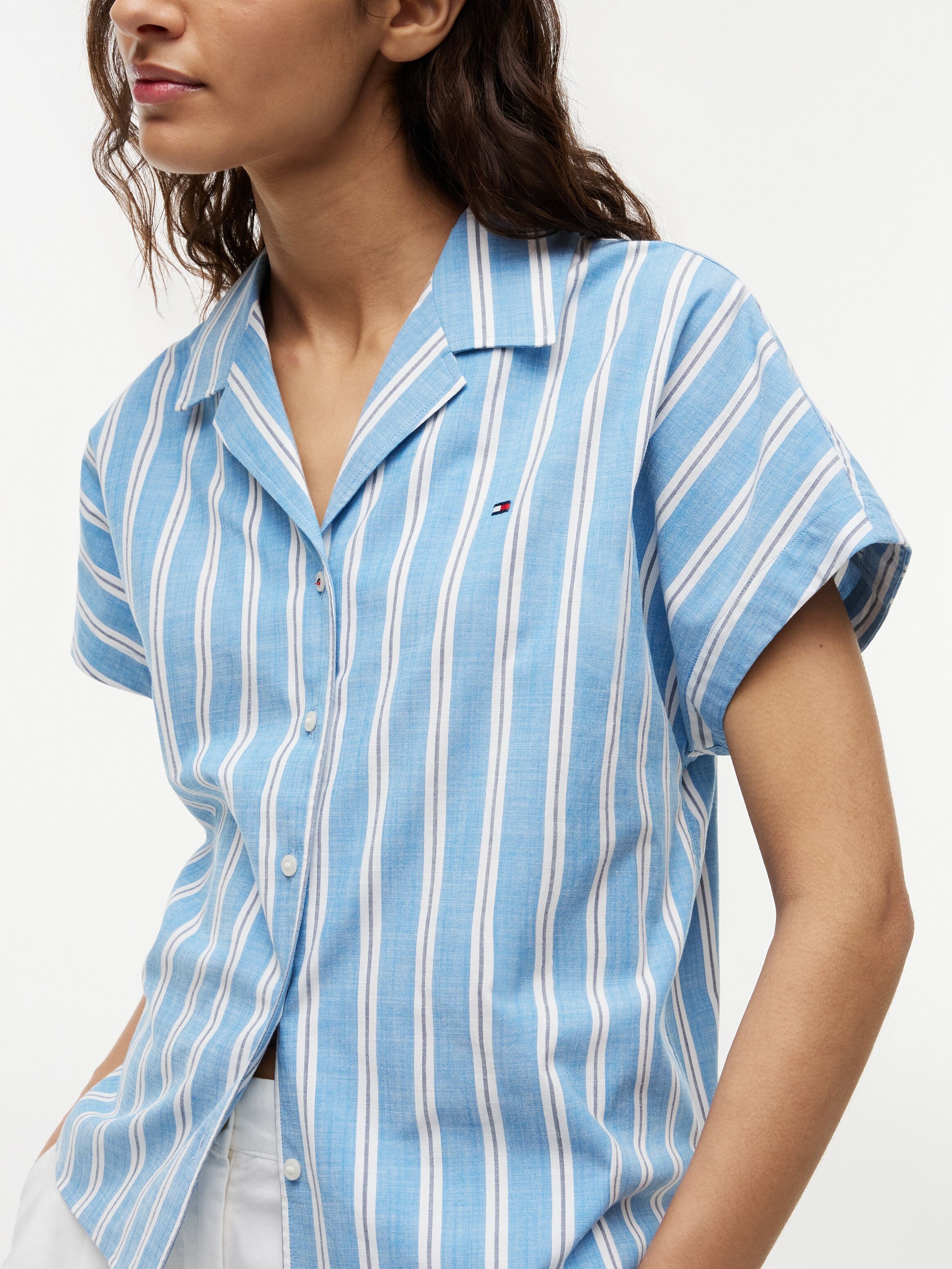 Kurzarmbluse TOMMY HILFIGER "SUMMER COTTON SS SHIRT", Damen, Gr. XL (46), liquorice stripe breeze blau, Web, Obermaterial: 98% Baumwolle, 2% Elasthan, gestreift, normal, V-Ausschnitt, Blusen Kurzarmbluse, Baumwollmischung liquorice stripe breeze blau XL (