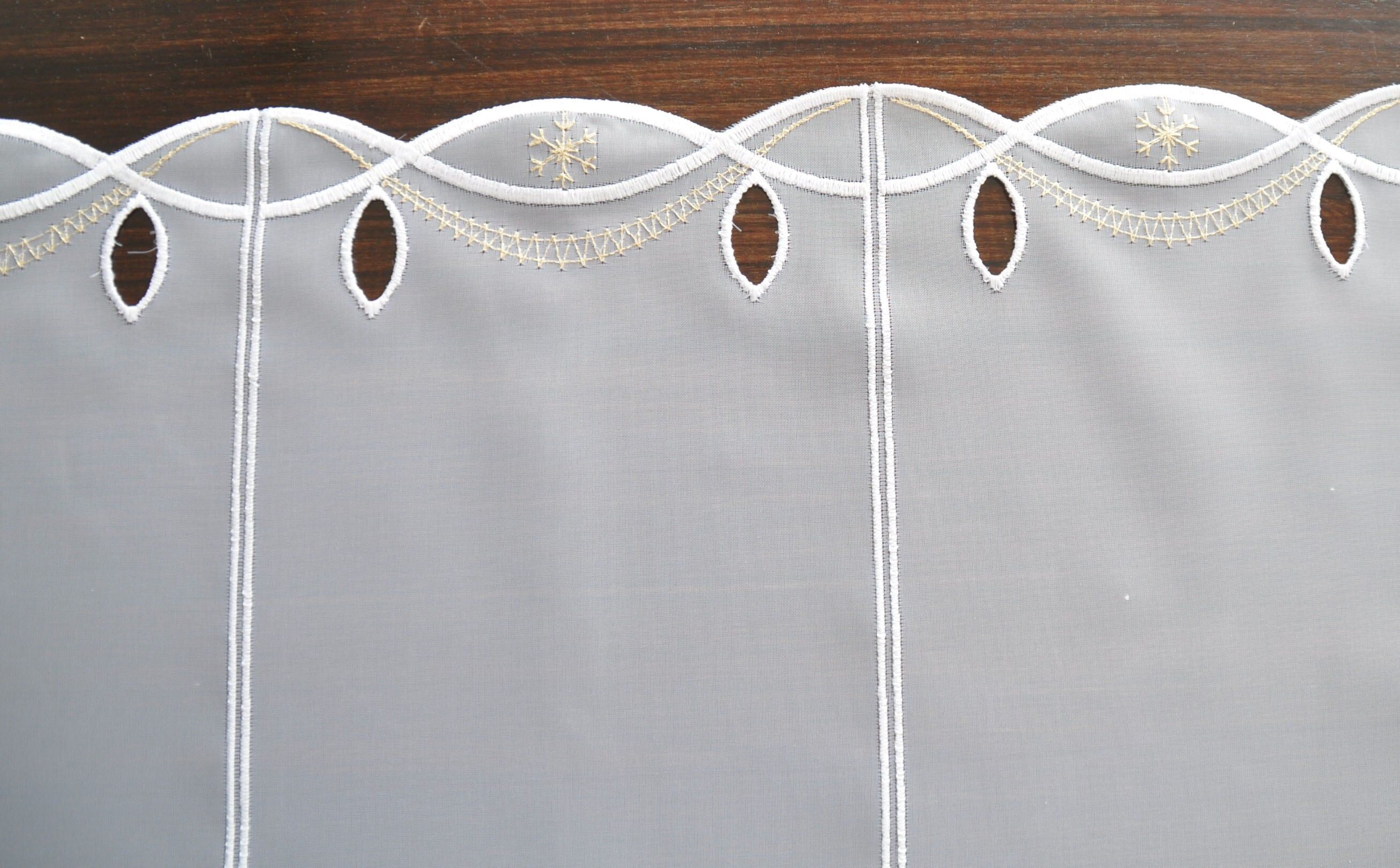 Panneaux STICKEREIEN PLAUEN "Weihnachtsdorf" Gr. 5, bunt (weiß, schwarz, beige), B:210cm H:40cm, Polyester, Gardinen, Panneaux, Kurzgardine "Weihnachtsdorf" weiß, schwarz, beige 40cm, Stangendurchzug, 210cm