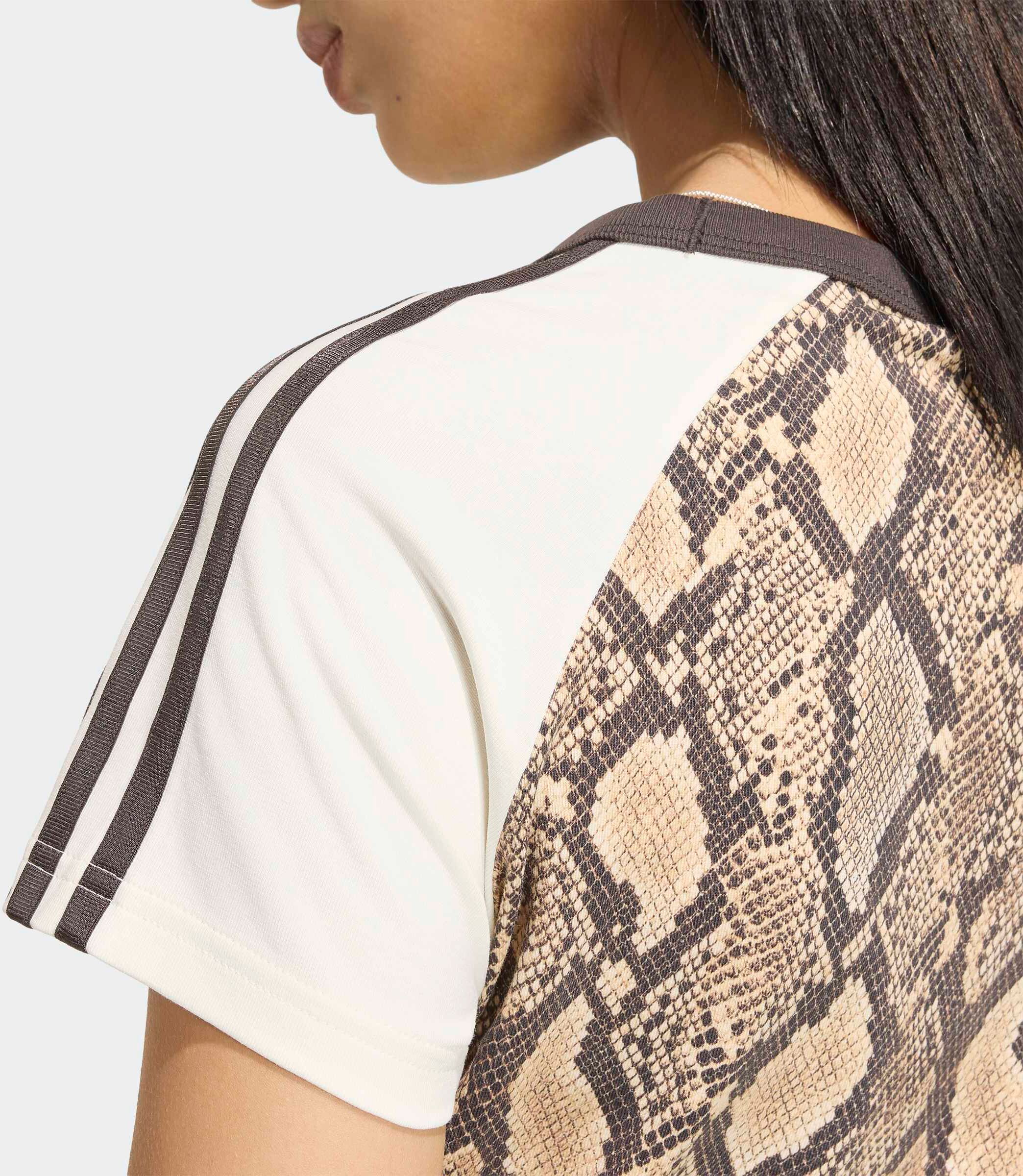 T-Shirt ADIDAS ORIGINALS "CALI, SCHLANGENPRINT", Damen, Gr. XS, braun (linen, magic beige), Obermaterial: 93% Baumwolle, 7% Elasthan, normal, Rundhals, Shirts T-Shirt, mit Rundhalsausschnitt, in normaler Länge