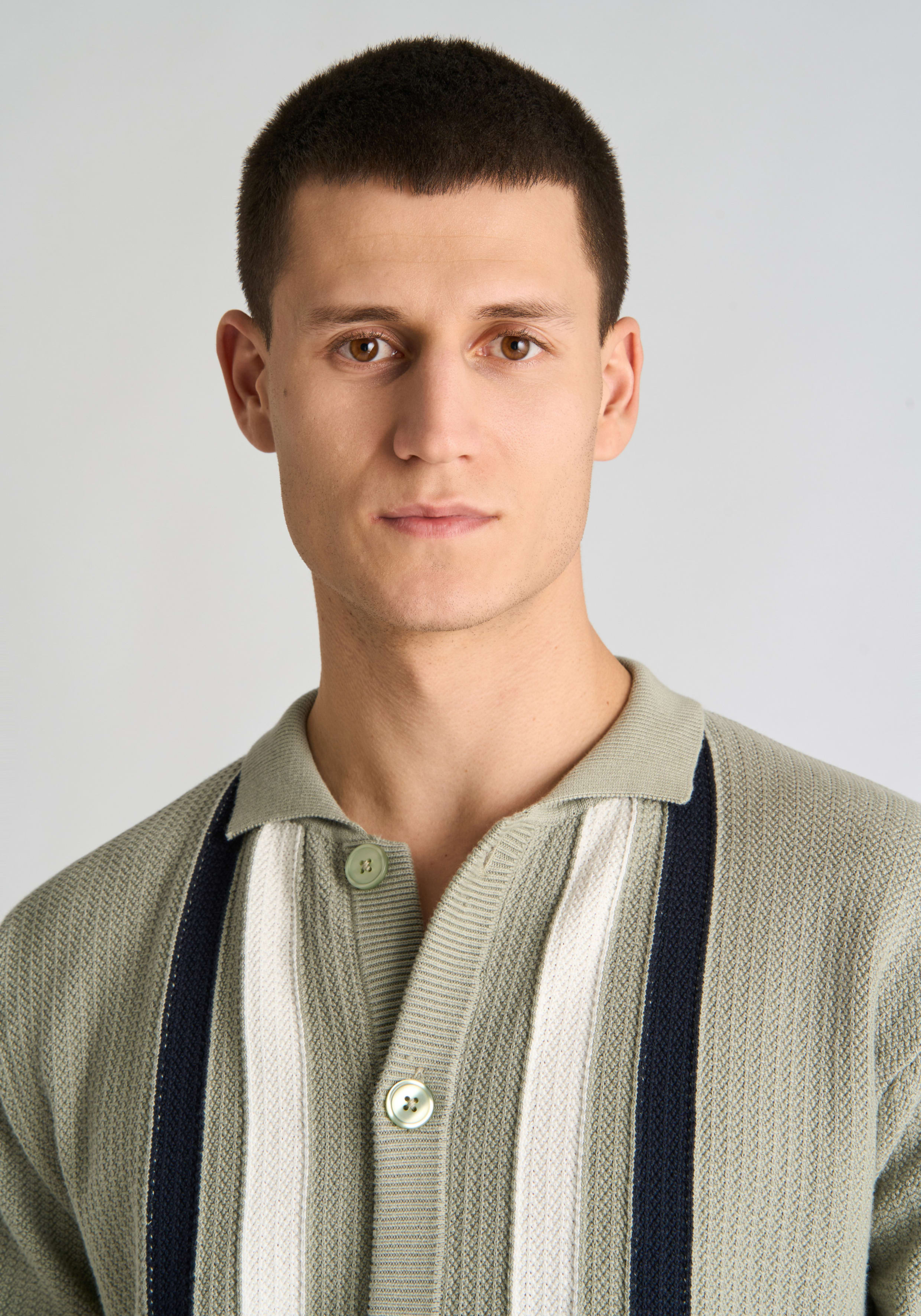 Strickjacke LINDBERGH, Herren, Gr. L, dusty olive, Strick, Obermaterial: 100% Baumwolle, gemustert, normal hüftbedeckend, Rundhals, Bündchen, Strickjacken Strickjacke, Kurzarm-Strickjacke mit grafischem Muster
