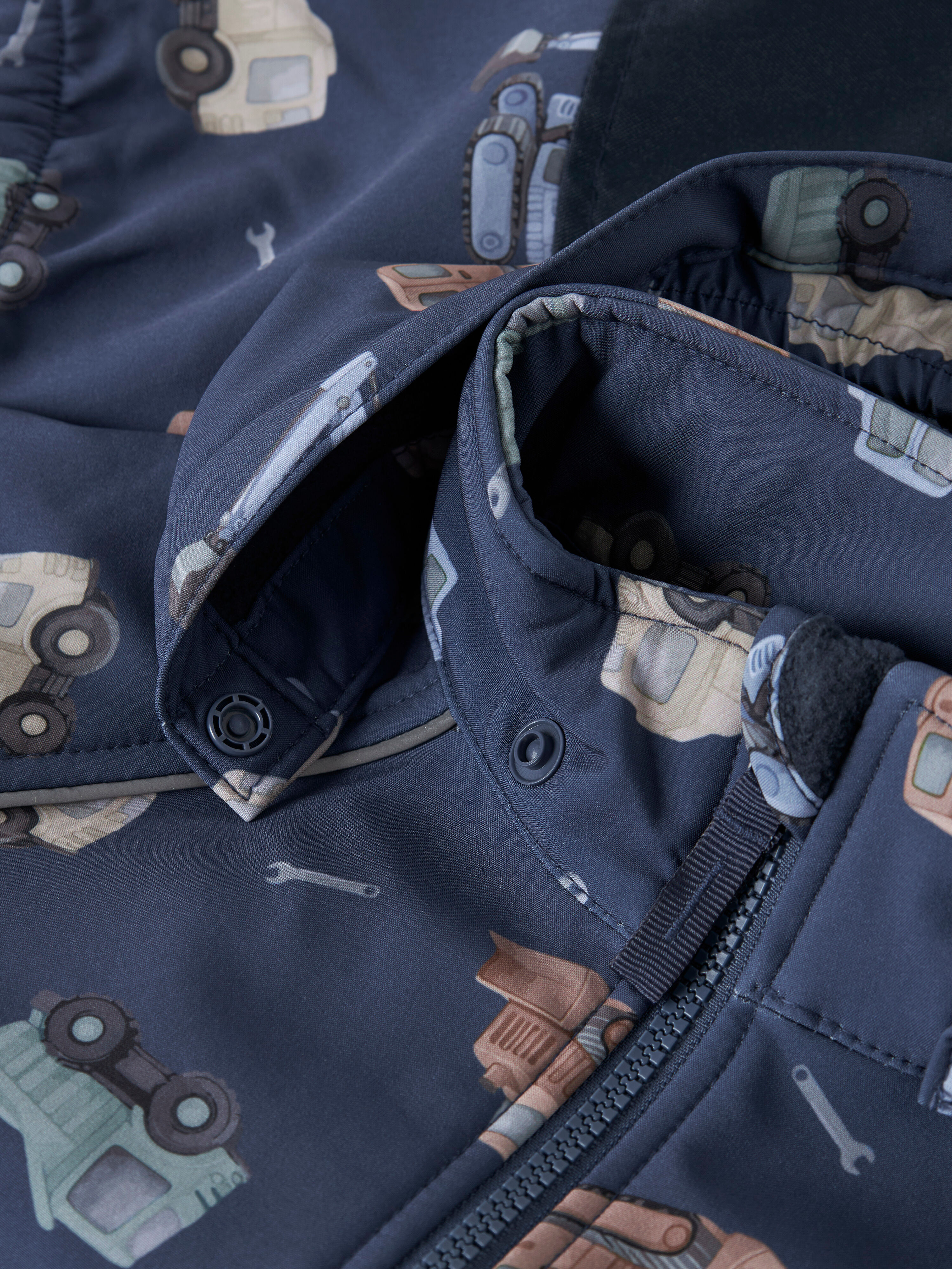 Name It "NMMALFA08 SOFTSHELL SUIT AOP 1FO NOOS" mit dekorativen und reflektierenden Details