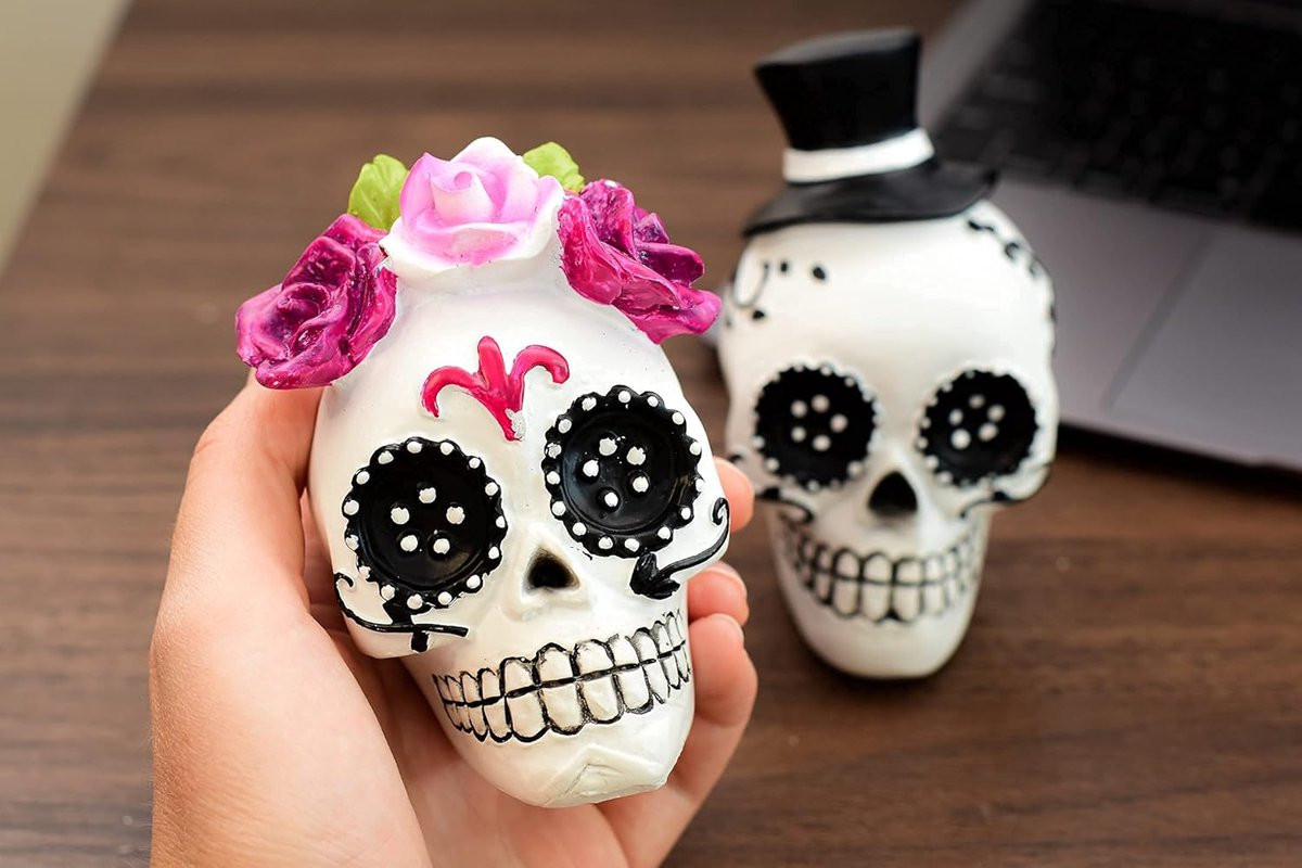 Schedel Paar Schatkisten Figuren Wit - Handgeschilderde Halloween Decoratie voor op Tafel - Lengte: 14 cm