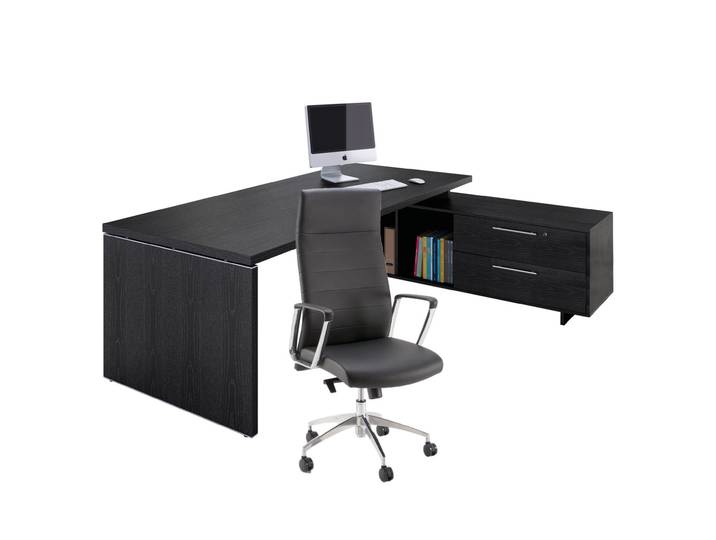 Pack Direction Bureau Flore avec retour suspendu - L.195 x P.170 cm - Plateau Frêne noir - Pieds panneaux + Fauteuil Nell simili cuir Noir