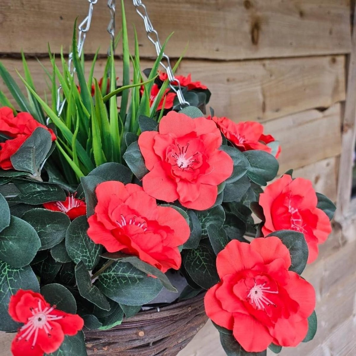 Kunst Azalea Hangmand met Nep Bloemen voor Buiten Decoratie - Rood - 25.4 cm