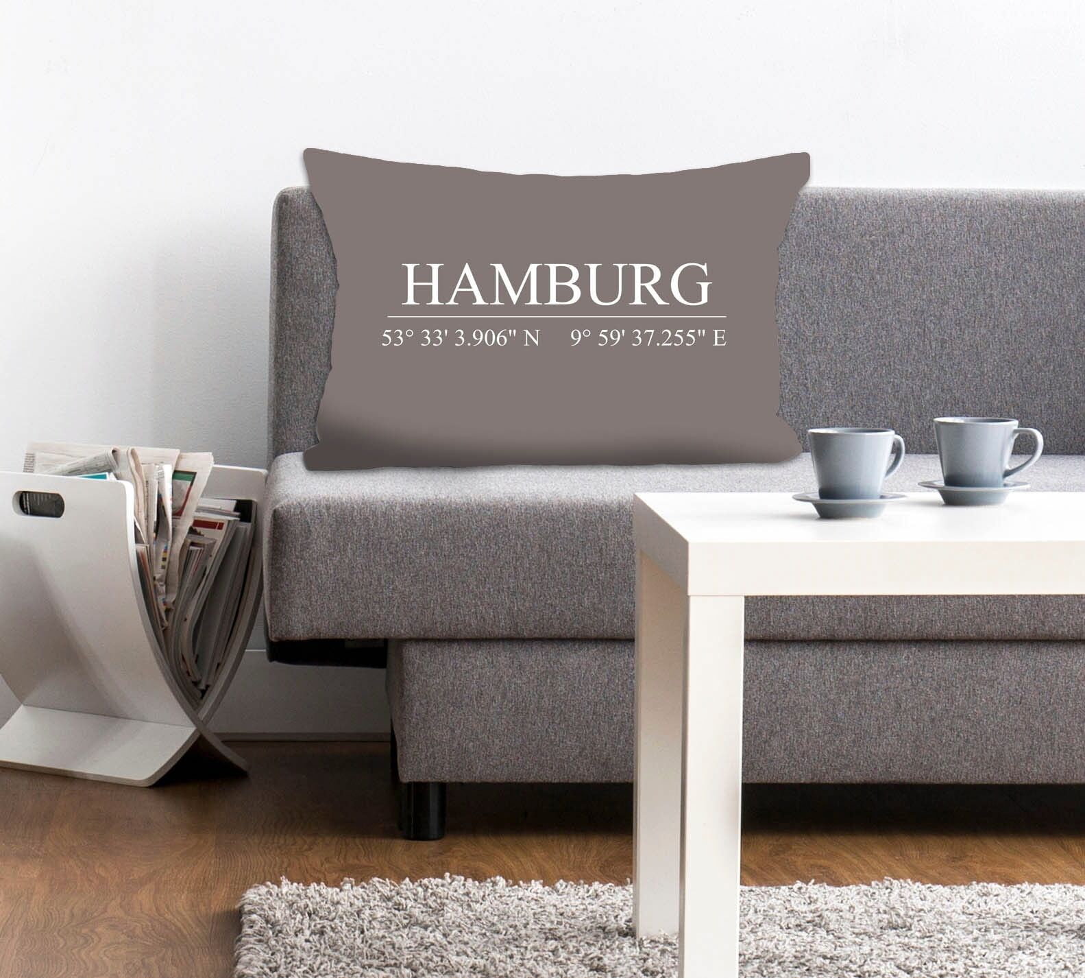 Dekokissen QUEENCE "Hamburg", grau (grau, bedruckt), B:40cm L:60cm, Polyester, Dekokissen_Sitzkissen_Kissenhüllen, Dekokissen, Kissenhülle,Hamburg Schriftzug,Koordinaten,Stadtmotiv,Urban,Maritim grau, bedruckt B/L: 40cm x 60cm, 1 Stk.