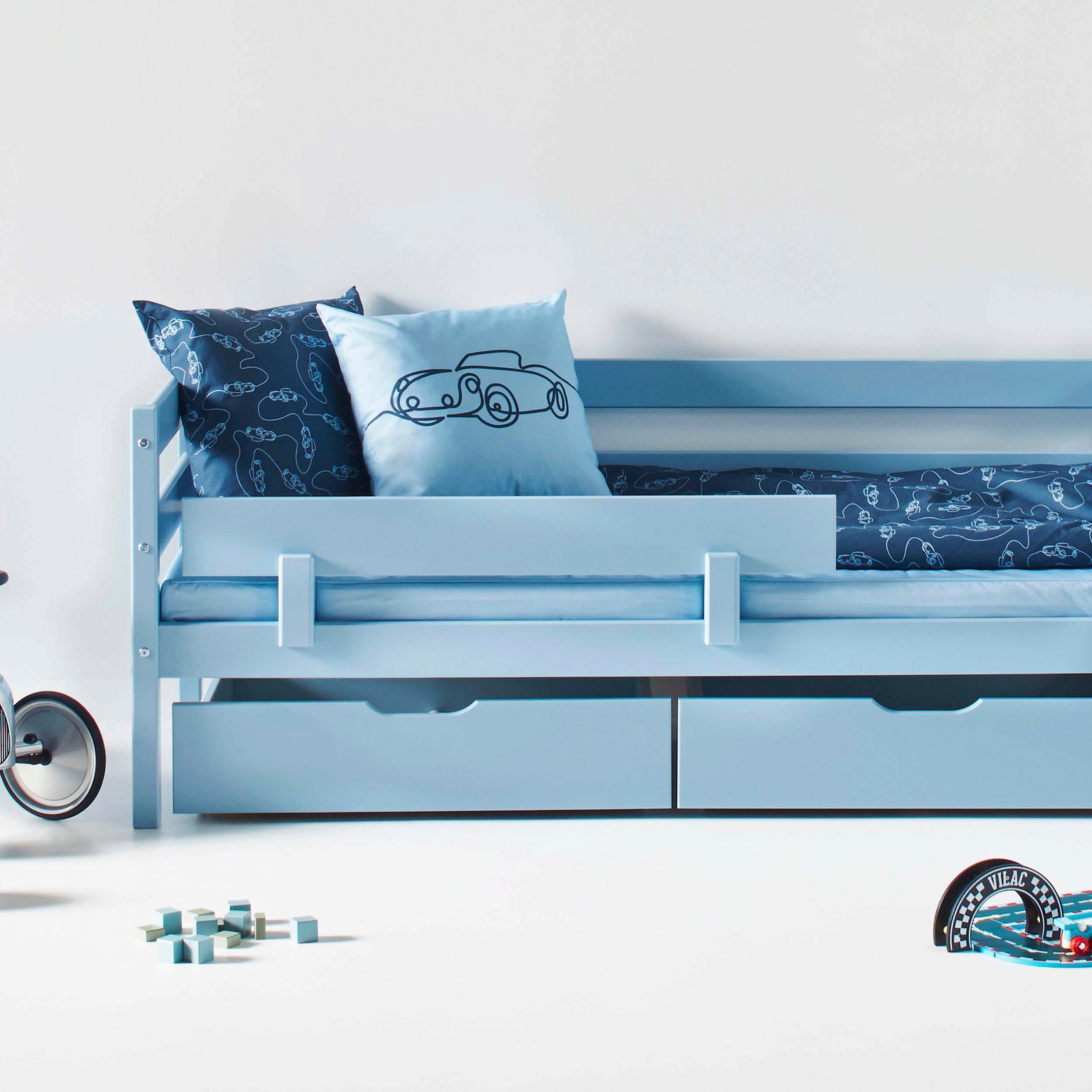 Einzelbett HOPPEKIDS "ECO Comfort Kinderbett, Kiefer Massivholz, Jugendbett inkl. Rollrost", blau (traum blau), B:76cm H:65cm L:166cm, Kiefer massiv, Betten, Einzelbett, 70x160 cm, wahlweise in verschieden Farben/ Matratze/ Absturzsicherung traum blau Lie