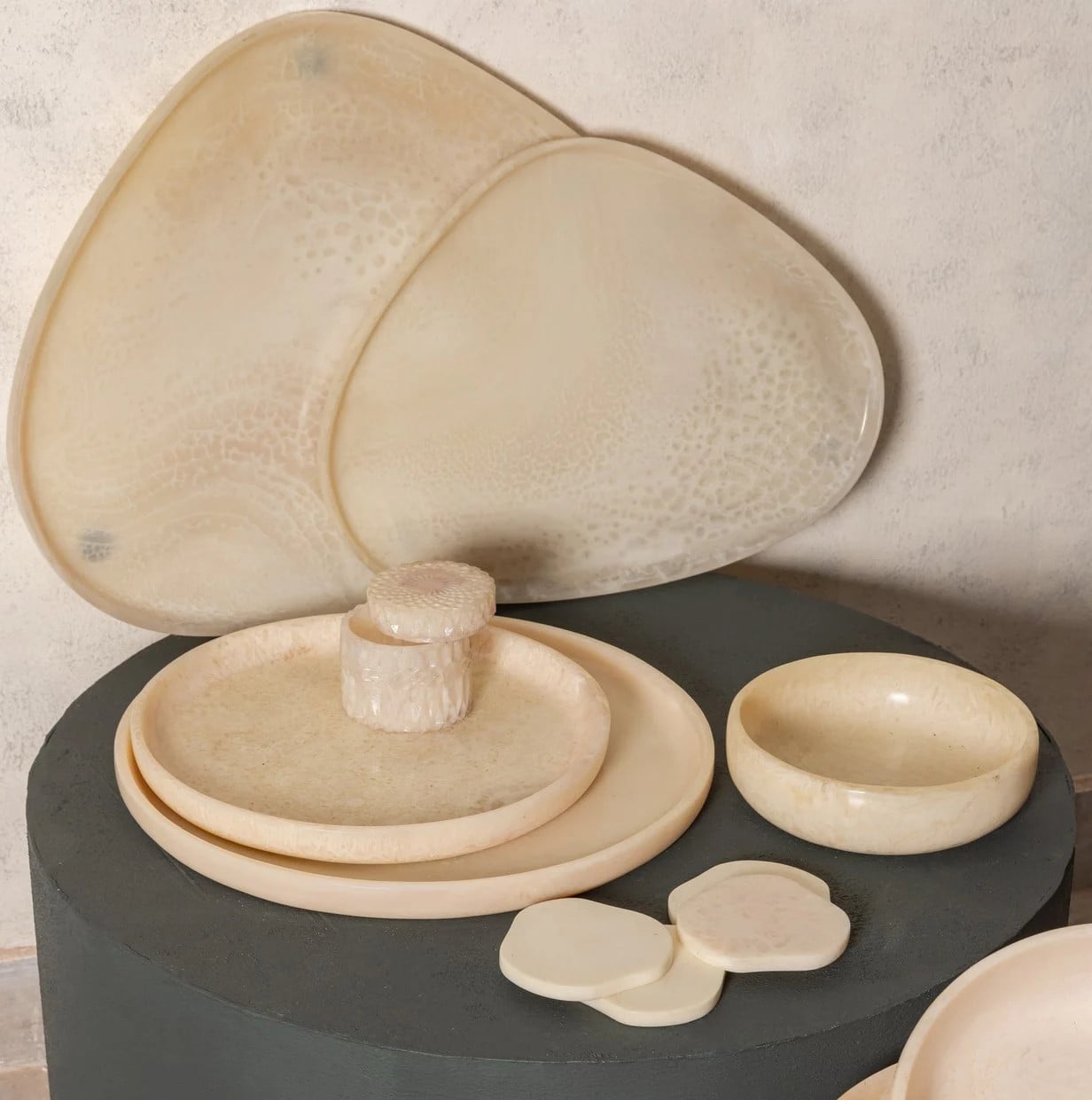 PTMD Damiel Dienblad Wit Organisch Groot B: 54 cm, D: 44 cm, H: 3 cm