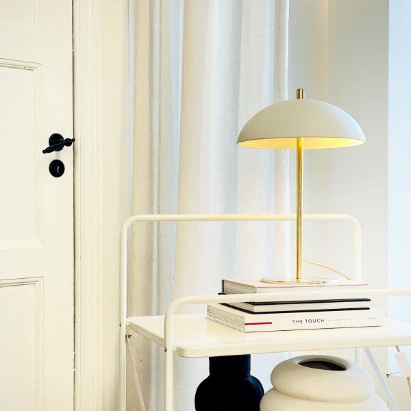 Dyberg Larsen Globus Bordlampe, Hvid/messing