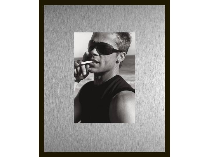 Bild QUEENCE Trend Wandbild, Wandkunst, Kunstdruck Brad Pitt mit Zigarette , schwarz-weiss (farbe rahmen: schwarz, farbe bild(er): silber), B:50cm H:40cm T:1,5cm, Aluminium, Bilder, Bild, inkl. Passepartout aus hochwertigem Aluminium und schwarzem Rahmen