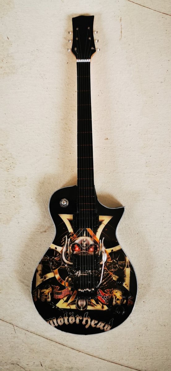 Motörhead Miniatuur Gitaar Snaggletooth Heavy Metal Model – Houten Hardrock Decoratie met Standaard – Hoogte: 25 cm