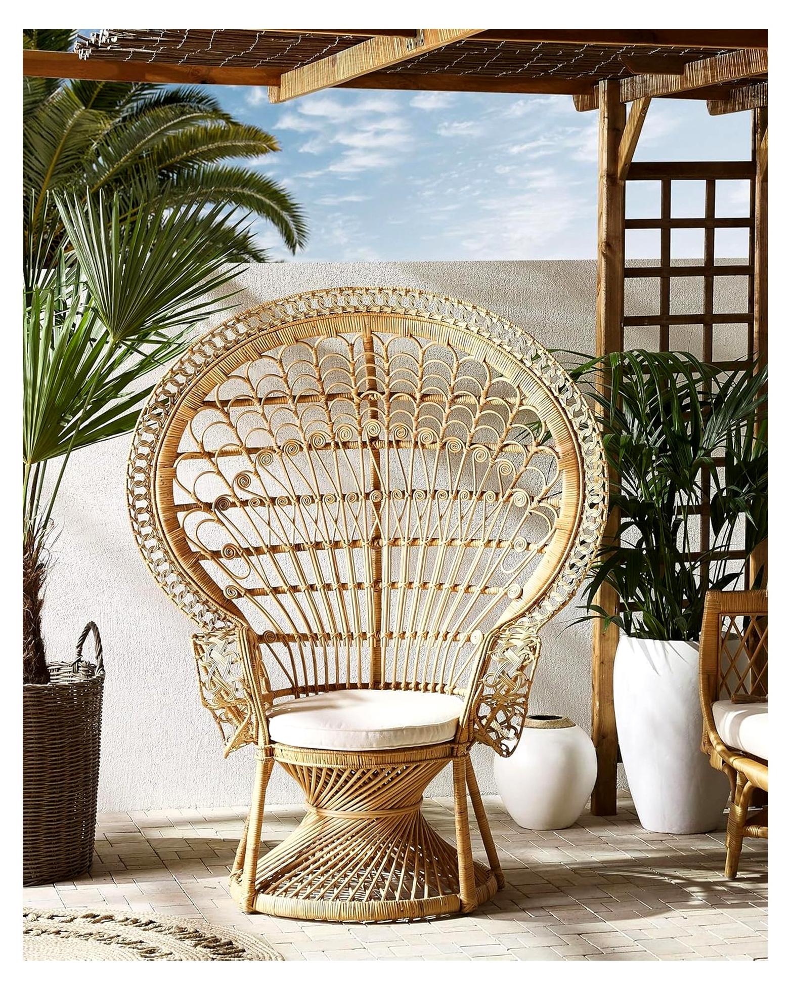 Pfauensessel aus Rattan in Beige mit Sitzkissen im Boho-Stil