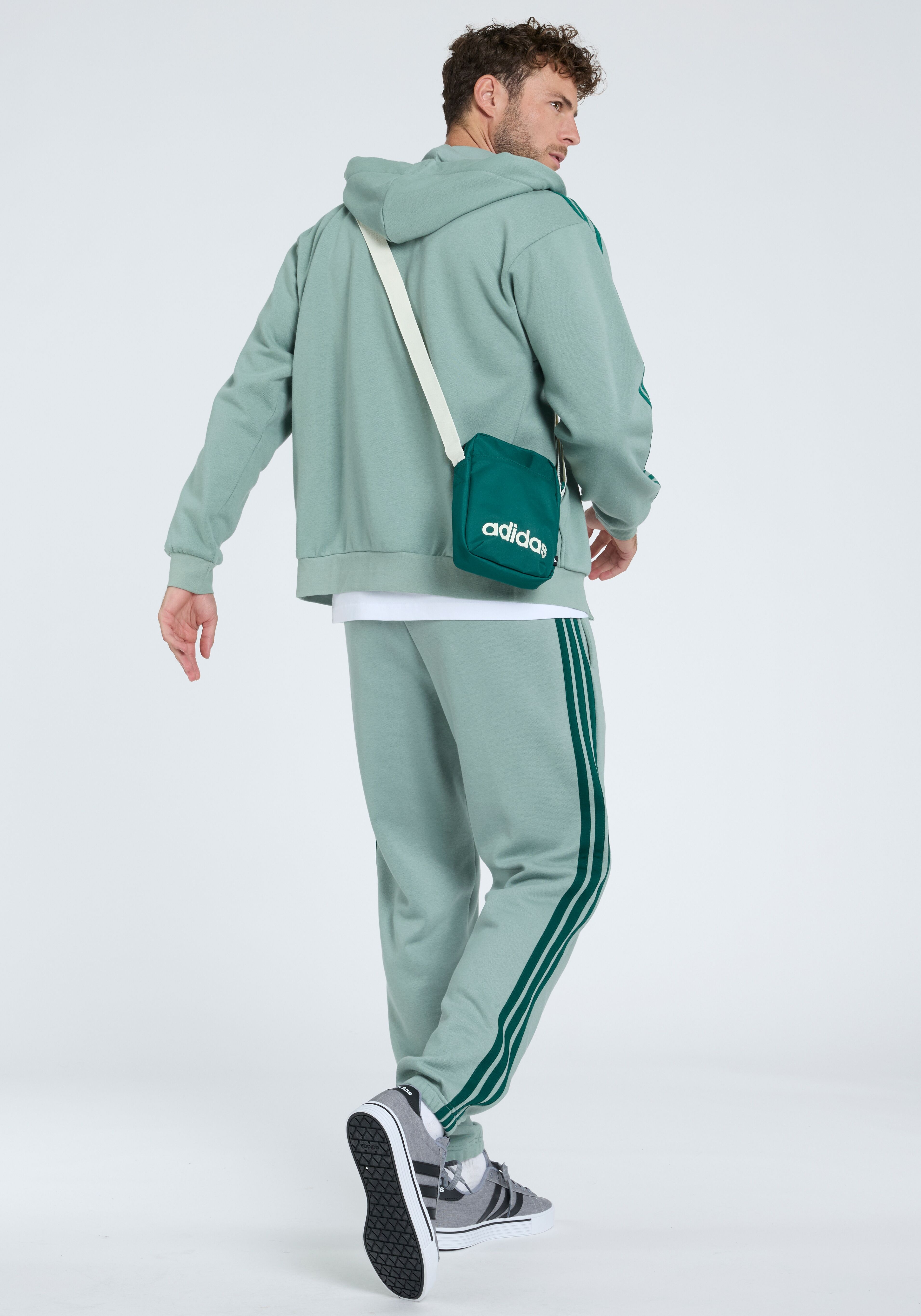 Sporttasche ADIDAS PERFORMANCE "LINEAR ORGANIZER", Damen, grün (collegiate grün, ivory), Obermaterial: 100% Polyester, Taschen Sporttasche collegiate grün, ivory Einheitsgröße