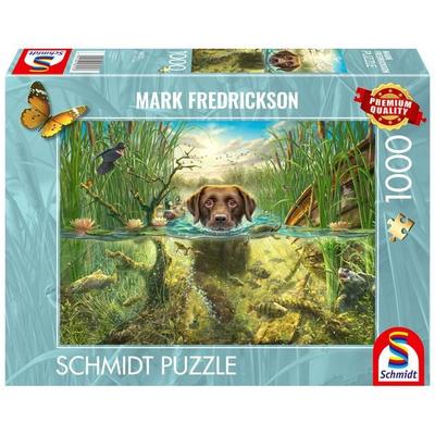 Brauner Labrador im kühlen Nass