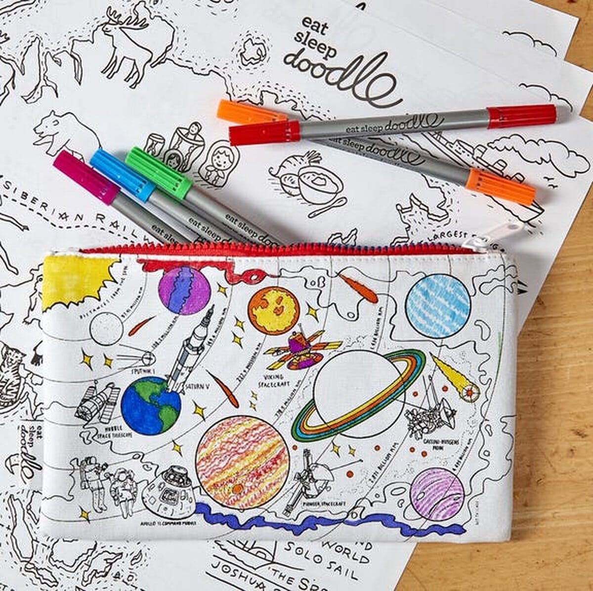 Trousse à crayons coloriable - L'espace   Eat Sleep Doodle