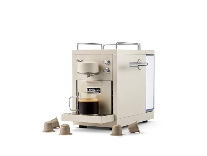 Die Original Kaffeemaschine 2 in Beige - Nespresso®-kompatible Kapselmaschine, Edelstahlgehäuse, skandinavisches Design, langlebig und reparierbar