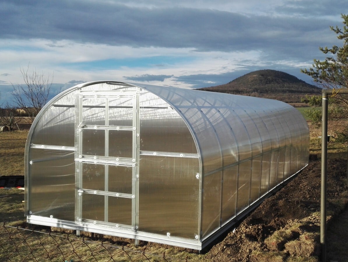 BAUMERA Kas KLASIKA 24 met funderingen en 6 mm polycarbonaat (3x8 meter)
