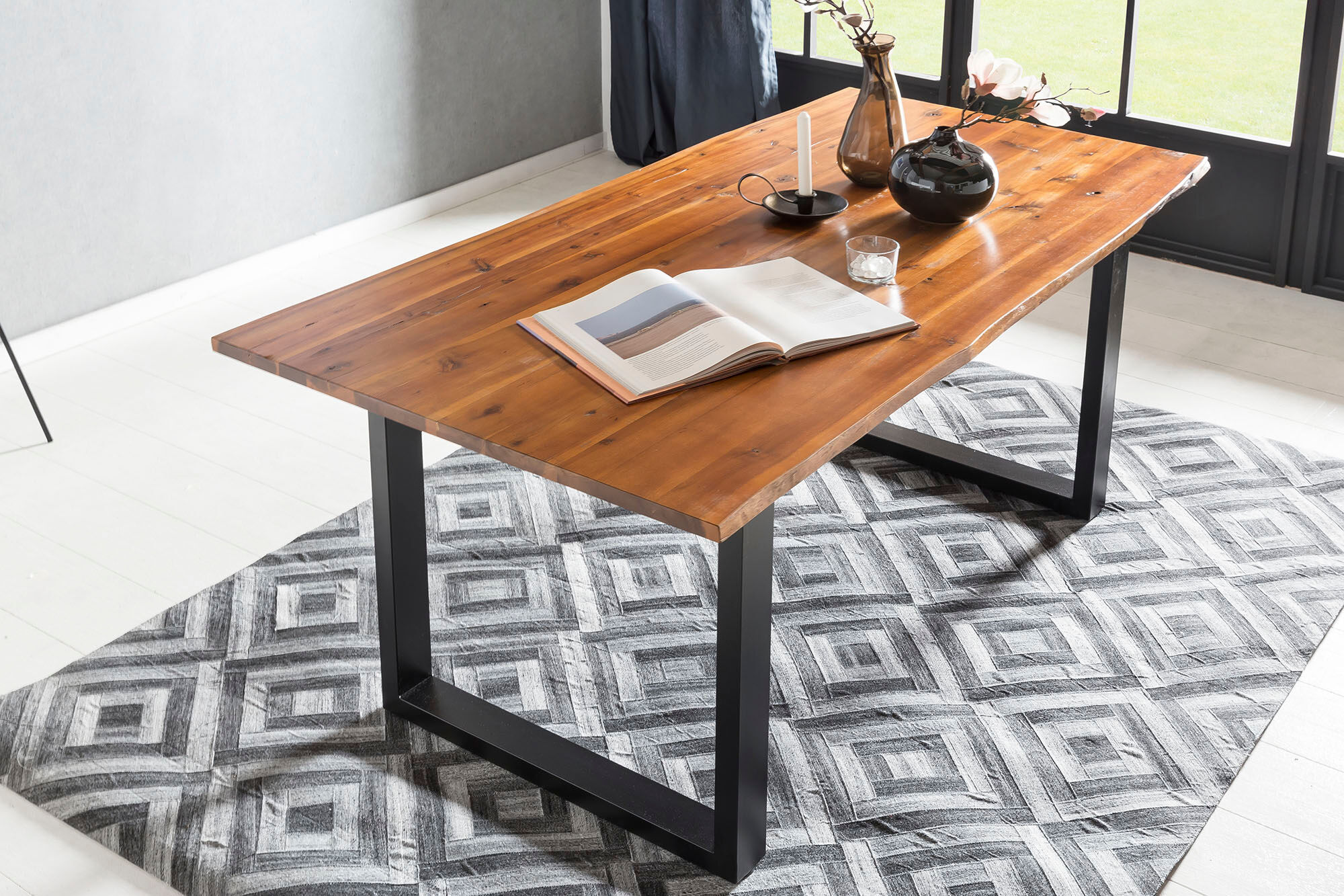 Baumkantentisch SALESFEVER "Villach Esstisch mit natürlicher Ausstrahlung", braun (cognac, schwarz, schwarz, cognac), B:120cm H:77cm T:80cm, Tische, Baumkantentisch, Sichtbare Maserung und Astlöcher, Esstisch aus Massivholz cognac, schwarz, schwarz, cogna