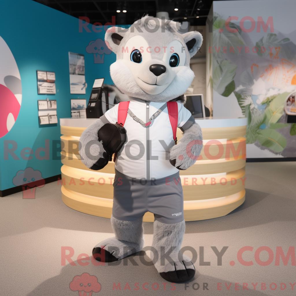 Maskottchen REDBROKOLY eines grauen Frettchens mit Laufshorts und Handtasche