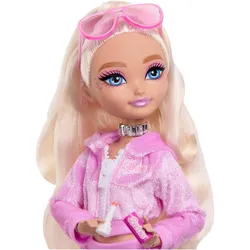 Barbie Dream Besties Wochenendausflug „Malibu“ Modepuppe mit 7 Zubehörteilen zum Thema Reisen