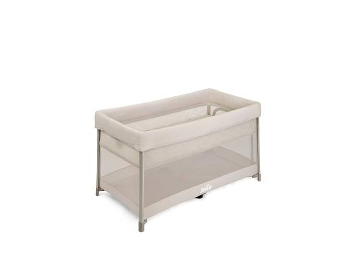 Joie Amigo™ 120 Reisebett ab Geburt bis 15 kg, Einhand-Faltmechanismus, kompakt faltbar, mit Bassinet-Einhang, seitlichem Reißverschluss-Zugang und Transporttasche