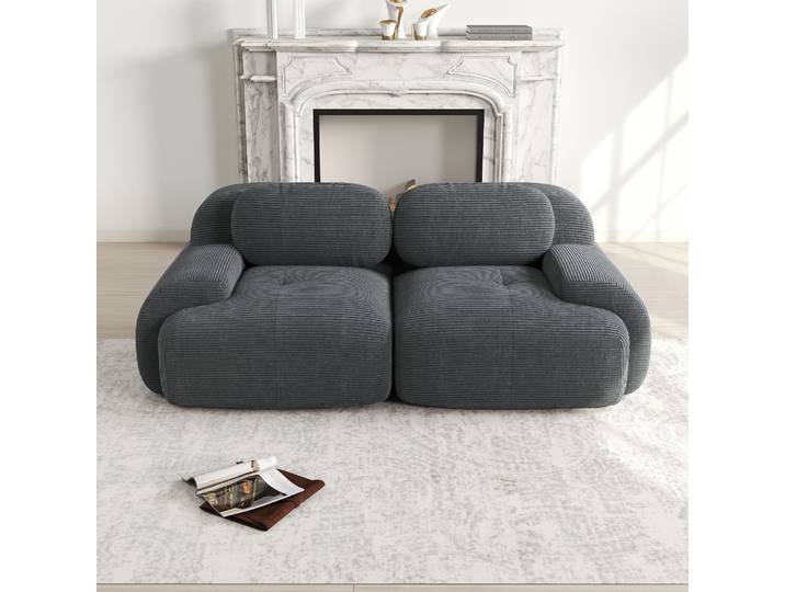 Le canapé deux places KOMHTOM peut être combiné de manière modulaire avec des accoudoirs incurvés et un dessous antidérapant, avec un rembourrage hautement amortissant.