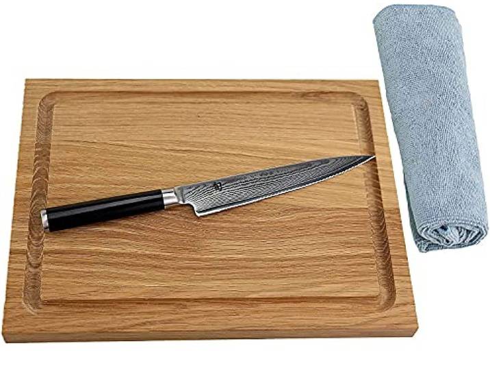 Kai Shun Messer Angebotsset – Classic Tomatenmesser DM-0722 – ultrascharfes japanisches Messer mit rostfreier Damastklinge + 100% handgefertigtem Eiche Schneidebrett 30x22cm & Poliertuch