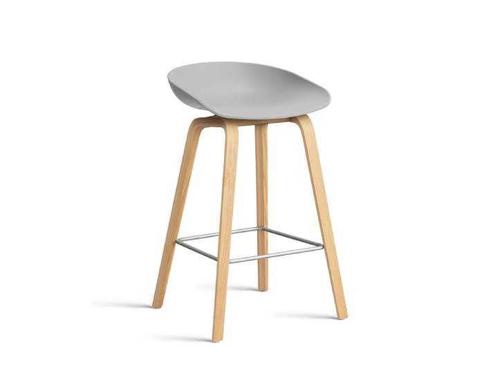HAY - About A Stool AAS 32 H 65 cm, Eiche lackiert / Edelstahl / concrete grey 2.0 (Kunststoffgleiter)