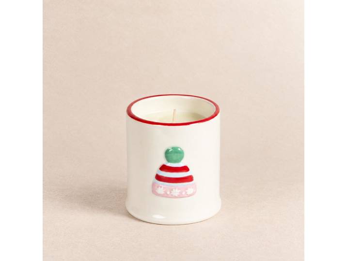 Duftende Weihnachtskerze in Form eines Keramikhuts, Duftrichtung „Zimt-Orange“.