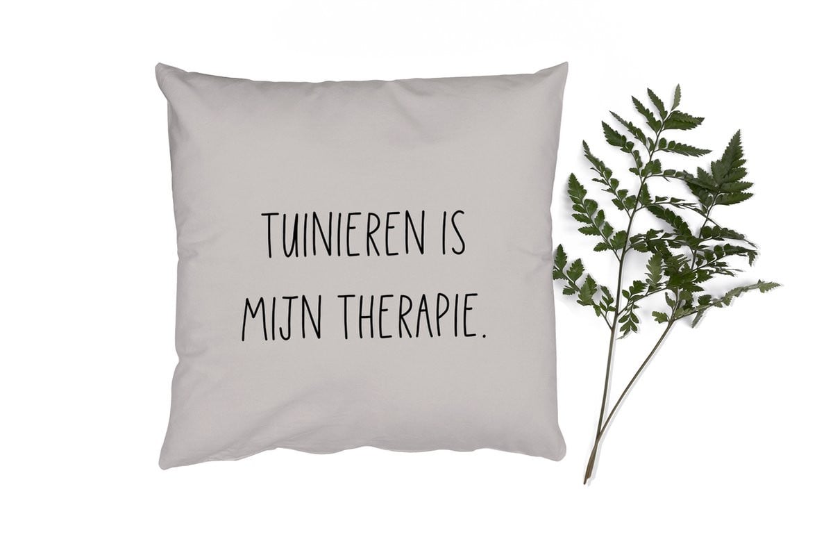 Sierkussen met tekst Tuinieren is mijn therapie, 50 x 50 cm