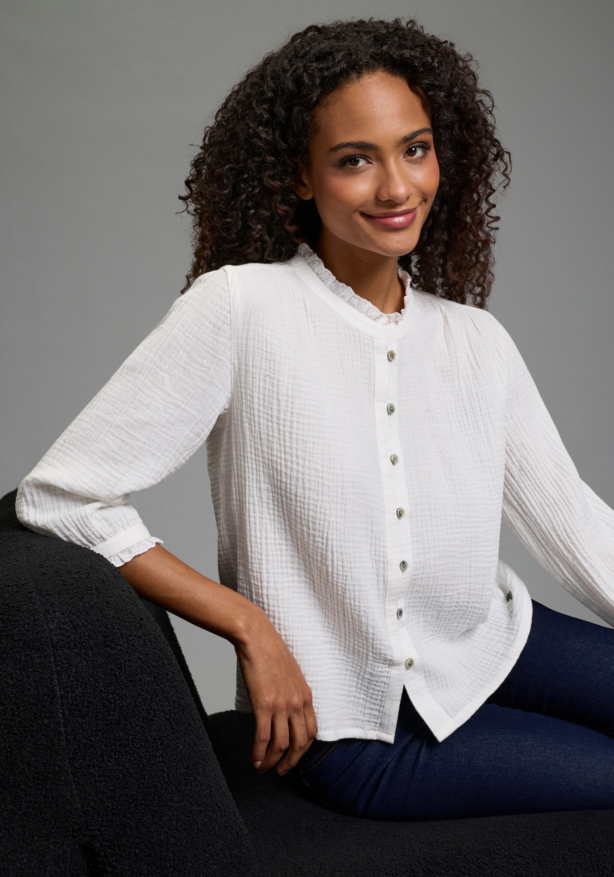 Rüschenbluse KANGAROOS, Damen, Gr. 46, weiss (off, weiß), Web, Obermaterial: 100% Baumwolle, bequem hüftlang, Rundhals, Rüschen, Blusen Rüschenbluse, Musselin, mit 3/4-Ärmeln, mit Rüschen am Ärmelabschluss off, weiß 46