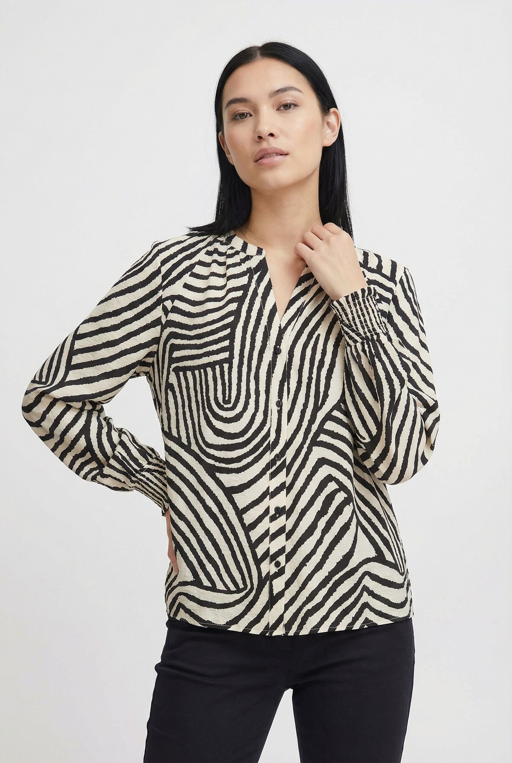 Druckbluse SOYACONCEPT "SC-BECCA 1", Damen, Gr. XL, schwarz-weiss (schwarz combi), Web, Obermaterial: 85% Viskose, 15% Nylon, bedruckt, regular fit normal, V-Ausschnitt, gesmokt, Blusen Druckbluse, aus Viskosemischung, Regular Fit, mit V-Ausschnitt, bedru