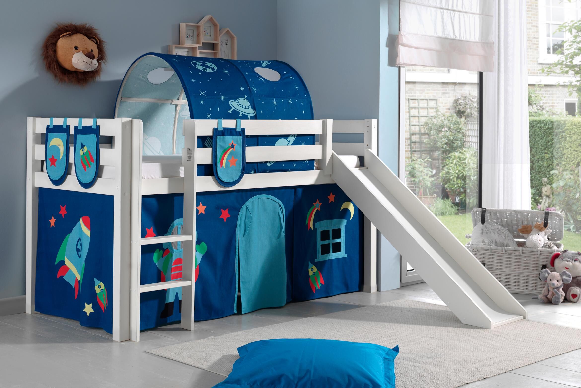 Hochbett VIPACK "Pino, Spielbett massiv Kiefer, stabil gebaut, 3 Korpusfarben zur Wahl", weiss (weiß lackiert, astronaut), B:218cm H:214cm L:210cm, Hochbetten, Hochbett, Textil-Set "Astronaut", inkl. Vorhang, mit oder ohne Tunnel weiß lackiert, astronaut 