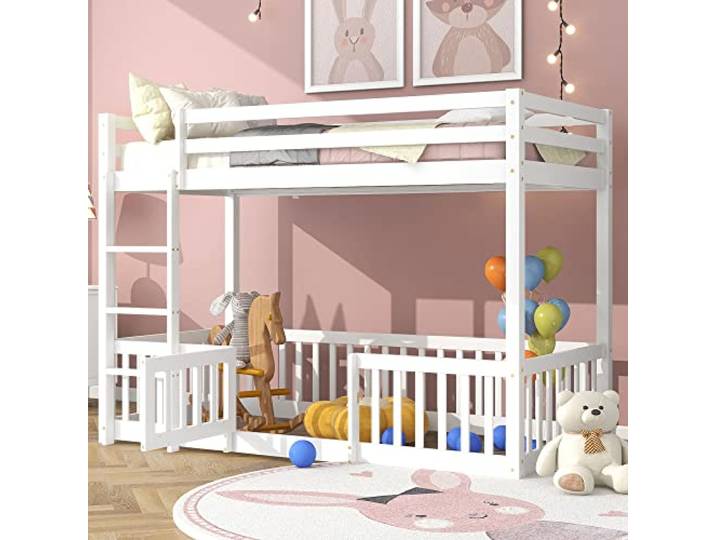 KUAKE 90 x 200 cm Etagenbett mit rechtwinkliger Treppe, Kinderbett mit Zäune und Türchen, Bett mit Fallschutz und Gitter, Massivholz (Weiß)