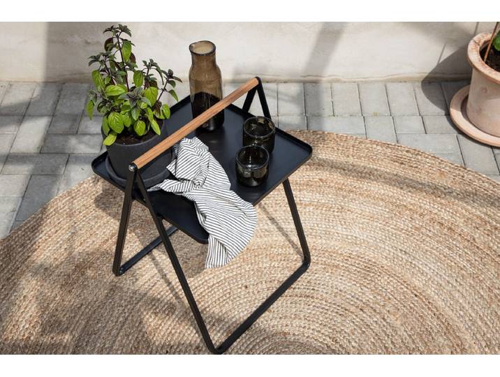 Gartentisch Moyo - ein Beistelltisch mit quadratischer Tischplatte und einem Griff aus Teakholz - Schwarz - Luxusbetten24