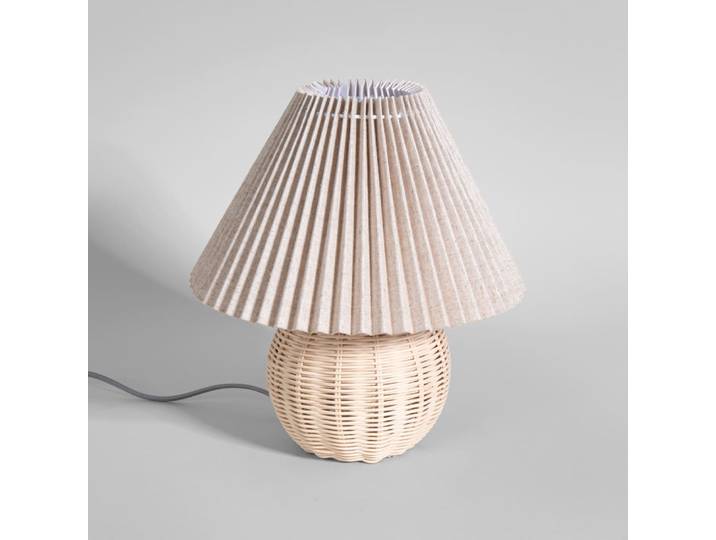 Tischleuchte mit kugelförmigem Gestell aus geflochtenem Rattan und ecrufarbenem, plissiertem Lampenschirm