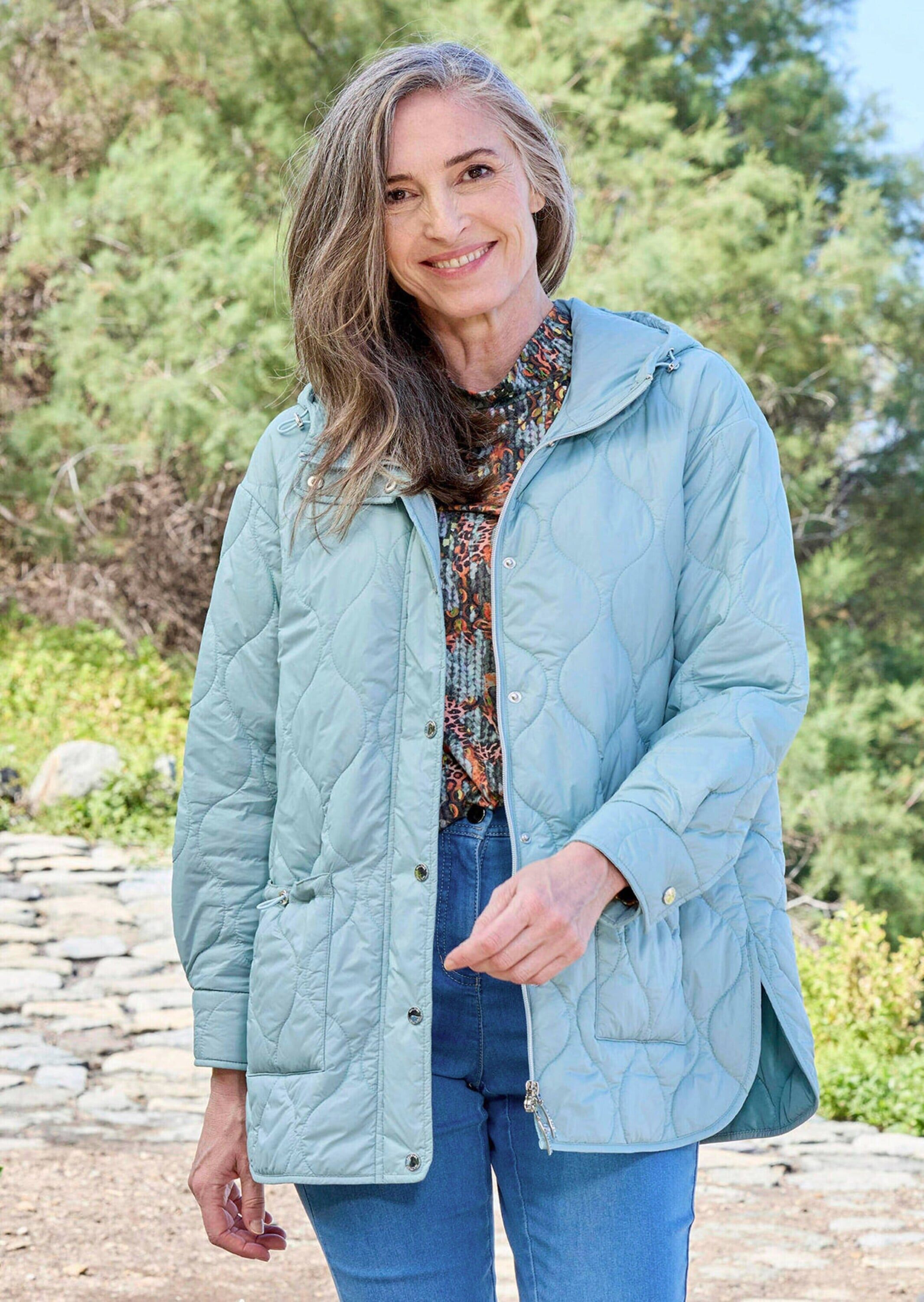 Steppjacke GOLDNER "Stilvolle Übergangsjacke mit Kapuze", Damen, Gr. 40, grün (graugrün), Obermaterial: 100% Polyamid PA., weit, Jacken Steppjacke, Bänder an der Innseite der Knopfleiste