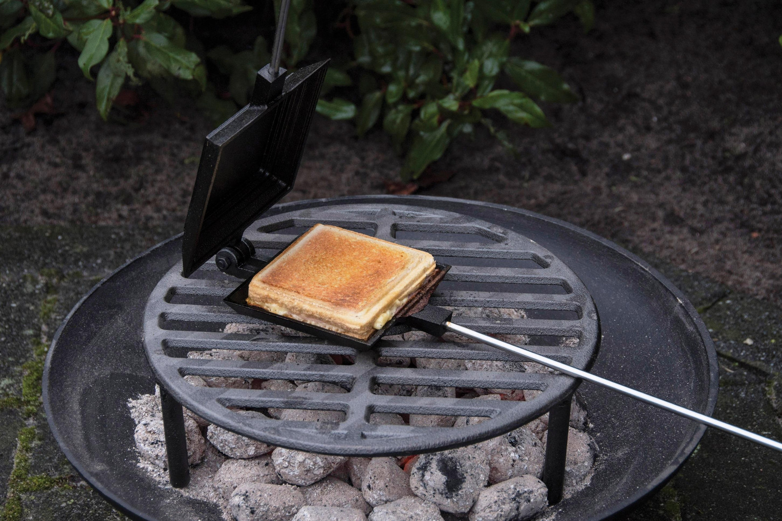 Esschert Design Wafelpan voor barbecue, Gietijzer en Berkenhout, Zwart