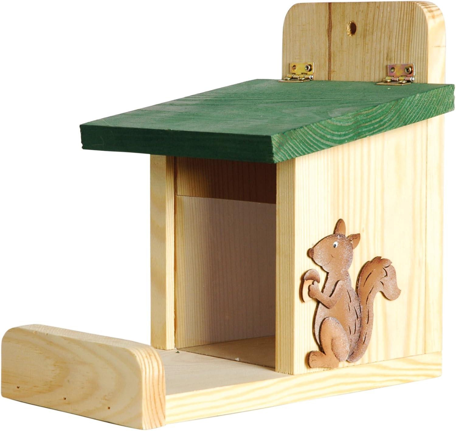 Duurzaam houten insectenhotel en eekhoornvoerstation voor in de tuin