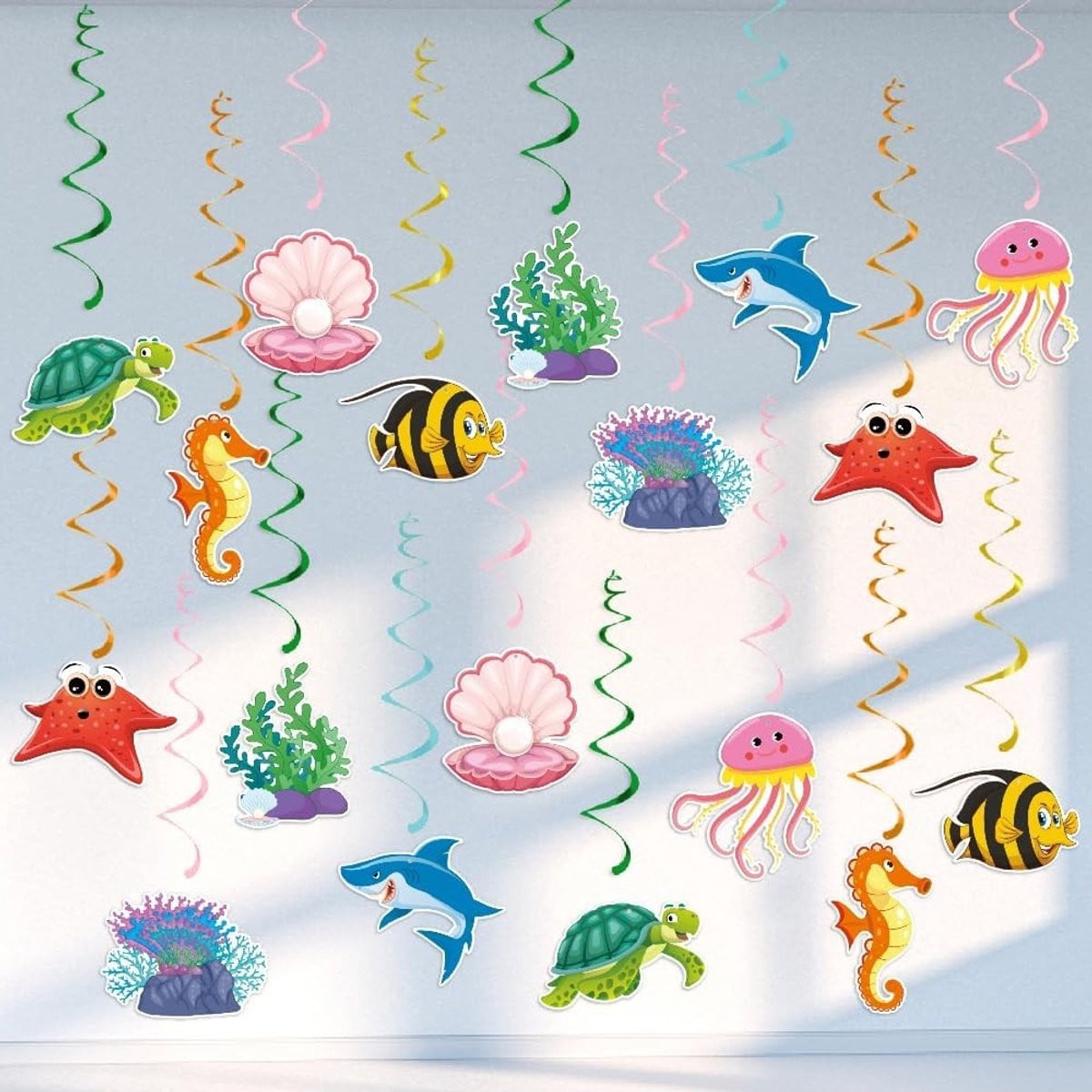 Hangende maritieme decoratie met zeesterren en schelpen voor een oceaanstijl interieur