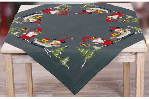 Stickmitteldecke "Santa & Rentier"